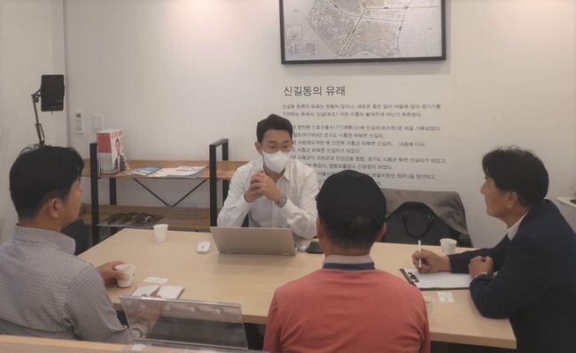 <span contenteditable="true">신길동에 위치한 &lsquo;재개발_재건축 제1상담센터&rsquo;에서 맞춤형 상담을 진행하고 있는 모습&nbsp;