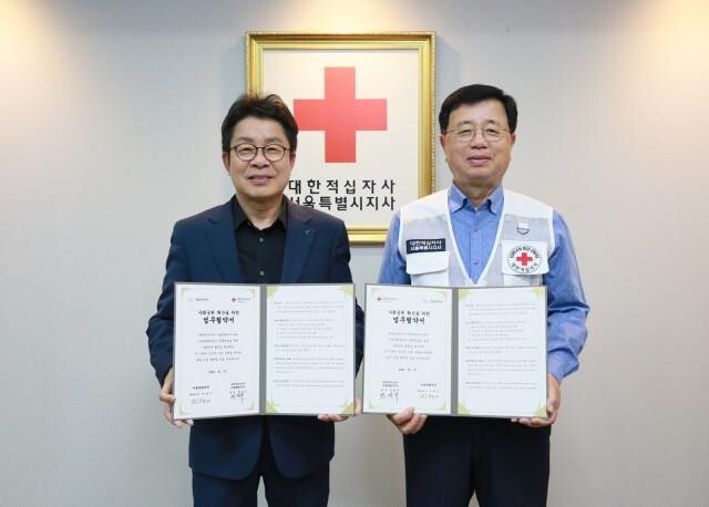 <span contenteditable="true">왼쪽부터 서울문화재단 이창기 대표이사와 대한적십자사 서울지사 권영규 회장이 지난 7일 대한적십자사 서울지사에서 업무협약 체결 후 기념사진을 촬영하고 있다