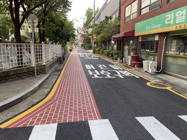남서울어린이집 앞에 설치된 컬러 보행로와 횡단보도