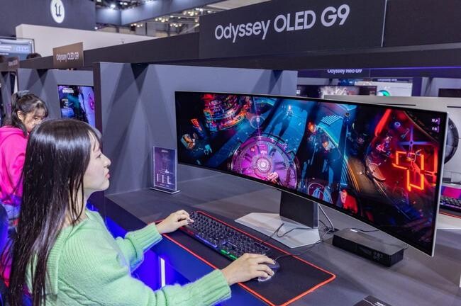 삼성전자 모델이 지스타 2023 오디세이 체험존에서 &lsquo;OLED G9&rsquo;을 소개하고 있다.&nbsp;