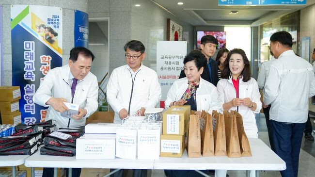 김지철 교육감이 8일(수) &lsquo;2024년 체육의 날&rsquo;행사에 참여한 직원들에게 체육 용품을 나눠주고 있다.