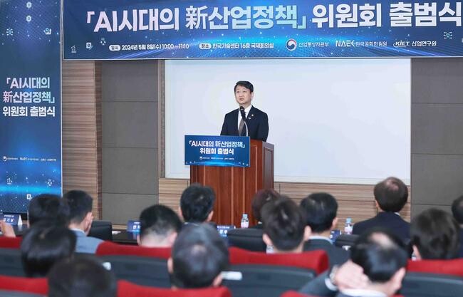 안덕근 산업통상자원부 장관은 2024. 5. 8(수) 10:00 서울 역삼동 한국기술센터 대회의실에서 김기남 공학한림원 회장을 비롯한 국내 기업·학계·관계기관 AI 분야 전문가들이 온·오프라인으로 참석한 가운데 열린 'AI 시대의 新산업정책 위원회 출범식'에 참석해, AI시대의 新산업정책 수립 계획과 AI 자율제조 전략 1.0을 발표했다. 
