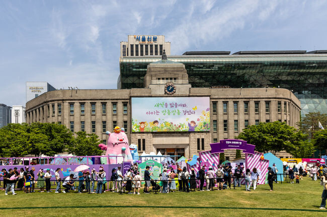 어린이날 연휴를 맞아 2일(목)부터 6일(월)까지 서울광장에서 열린 &lt;해치의 마법마을&gt; 팝업에는 총 2만 5천 명 이상이 다녀간 것으로 집계됐다.&nbsp;