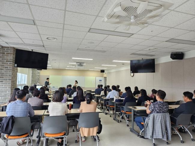 7일, 세종교육원 회의실에서 인사제도 개선 협의회가 처음으로 열리고 있다.
