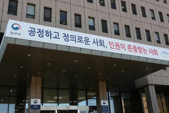 법무부는, 지난 4월 6일 교정기관에서 치러진 2024년도 제1회 검정고시(345명 응시)에서 총 264명(초졸 9명, 중졸 35명, 고졸 220명)의 수형자가 '최종 합격'했다고 9일 밝혔다.