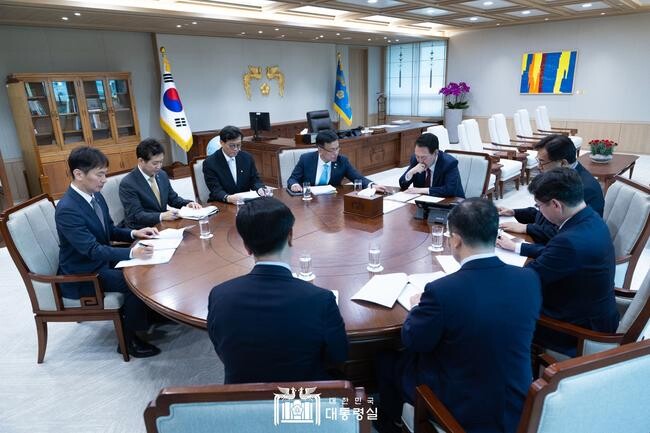 윤석열 대통령은 9일 대통령실에서 '제1차 경제이슈점검회의'를 개최하고 부동산 PF, 기업 밸류업, 공매도 등 경제&middot;금융 현안을 점검하고 대응 방향을 논의했다.&nbsp;