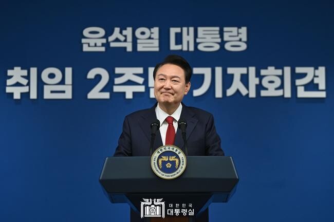 윤석열 대통령이 5월 9일 용산 대통령실에서 '취임 2주년 기자회견'을 하고 있다.&nbsp;
