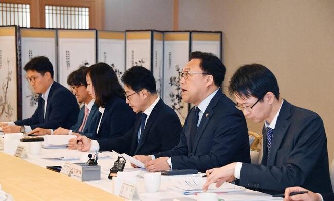 김병환 기획재정부 차관이 5월 10일 오전 서울 종로구 정부서울청사에서 열린 '제40차 비상경제차관회의 겸 제20차 물가관계차관회의'를 주재, 모두발언을 하고 있다.&nbsp;