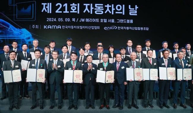 강경성 산업통상자원부 1차관은 2024. 5. 9(목) 14:30 서울 강남구 JW메리어트호텔 그랜드볼룸에서 강남훈 한국자동차모빌리티산업협회장, 김동욱 현대자동차 부사장, 정용원 KG모빌리티 사장, 헥터 비자레알(Hector Villarreal) 한국GM 사장, 이해진 르노코리아 본부장, 나승식 한국자동차연구원장을 비롯한 자동차관련 산학연관 관계자 300여명이 참석한 가운데 열린 '제21회 자동차의 날 기념식'에 참석, 축사를 한 후 현대자동차·기아 차체 통합 플랫폼을 개발하고, EV/프리미엄 차급 대응 경량재 기술 역량 확보한 공로로 양희원 현대자동차 사장에게 은탑산업훈장 등 33점의 훈·포장 및 정부표창을 수여했다. 