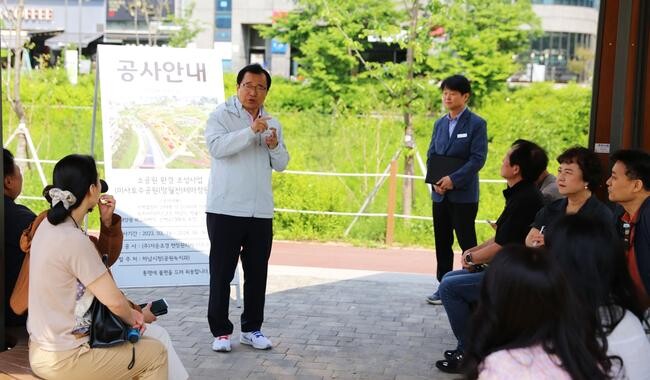이현재 시장과 김동연 하남시 정책모니터링단 총괄부단장 등 관계자들은 지난 9일 '2024년 제3회 정책모니터링단 정기회의'를 현장 모니터링 방식으로 미사호수공원&middot;한강공원과 감일공공복합청사에서 진행했다.