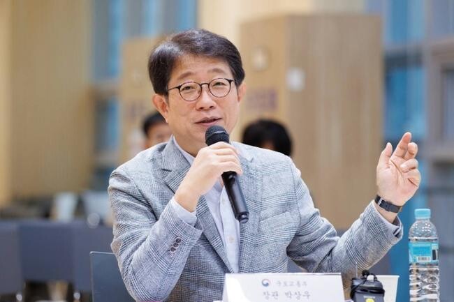 국토교통부는 5월 11일 오후 경기도 시흥 고령자복지주택에서 한국토지주택공사(LH), 지자체 합동 간담회를 가졌다. 