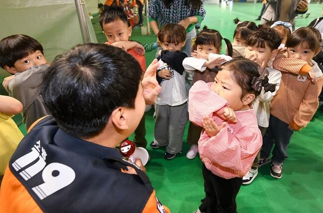 현대모비스가 국내 주요 사업장이 위치한 교육지원청 산하의 250여 개 초등학교학생들을 대상으로 대규모 안전 체험교육을 실시한다.&nbsp;