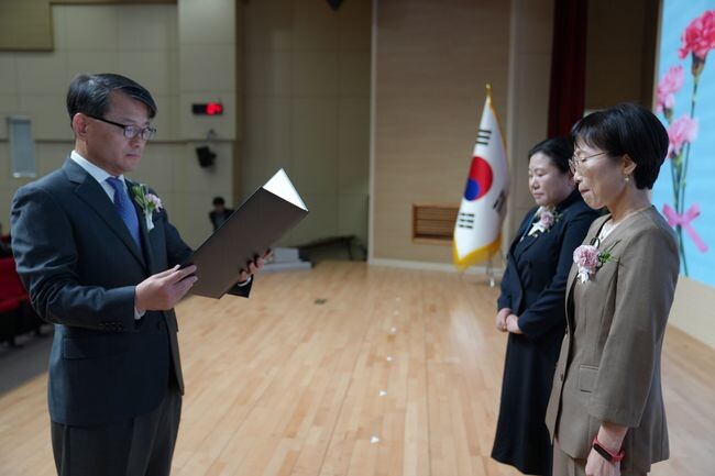 김일수 부교육감이 제43회 스승의 날을 맞아 13일(월) 충남교육청 대강당에서 열린 유공교원 표창장 수여식에서 표창장을 수여하고 있다.