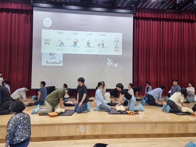 13일, 13세 미만 어린이 대면 업무를 하는 학원 종사자를 대상으로 &lsquo;소아 심폐소생술 실습 집합 연수&rsquo;가 한솔동 복합커뮤니티센터에서 열리고 있다.