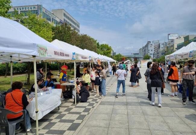 안산시는 지난 11일 안산문화광장에서 '사회적경제 나눔장터 으쓱(ESG)마켓'을 개최했다고 밝혔다.