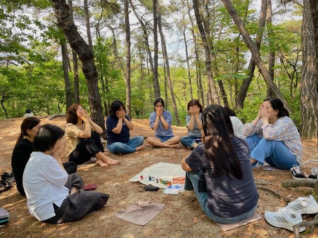 관악산 치유센터 진행하는 '나를 돌아보는 시간' 수업에 참여해 아로마테라피를 하는 주민들
