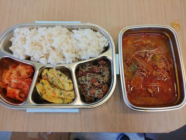 독거중장년에게 제공되는 도시락