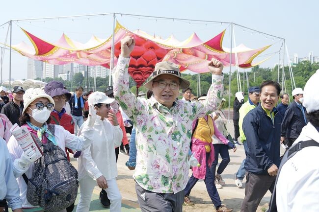 지난해 열린 서울장미축제 걷기대회에 참석한 류경기 구청장