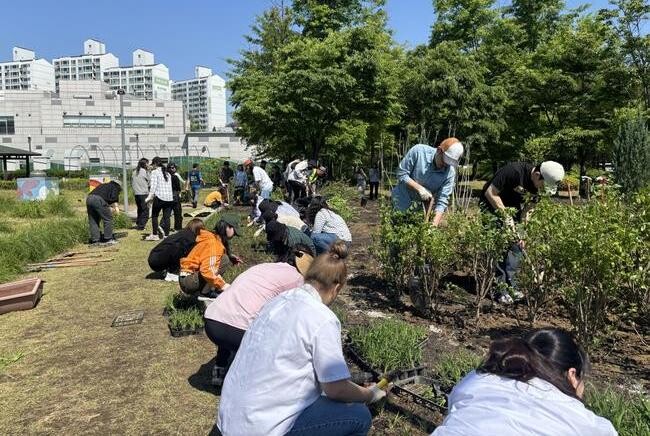 수원 서호꽃뫼공원을 꽃과 나무로 꾸미는 정원만들기 행사가 지난 13일 열렸다.&nbsp;