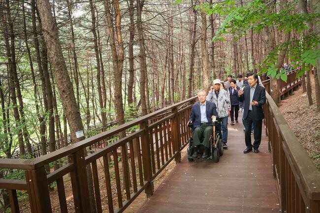 서울 서초구가 지난 13일부터 우면산 서초약수터부터 국립국악원까지 구간에 '우면산 무장애숲길'을 개장했다고 밝혔다.