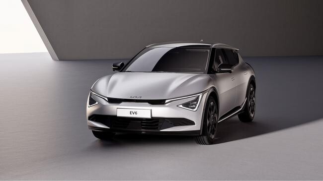 기아가 상품성을 대폭 강화한 전용 전기차 &lsquo;더 뉴 EV6(The new EV6, 이하 EV6)&rsquo;의 계약을 14일(화)부터 시작한다고 밝혔다.
