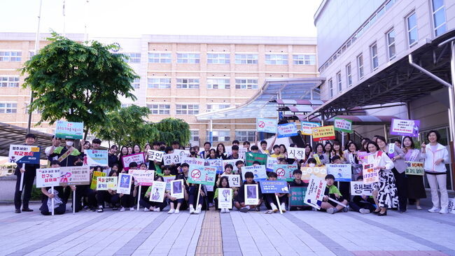 14일 아침, 최교진 교육감을 비롯한 교육청 직원, 종촌중학교 학생, 교직원들이 종촌중학교에서 등굣길 흡연･마약 예방 홍보 운동(캠페인)을 하고 있다.