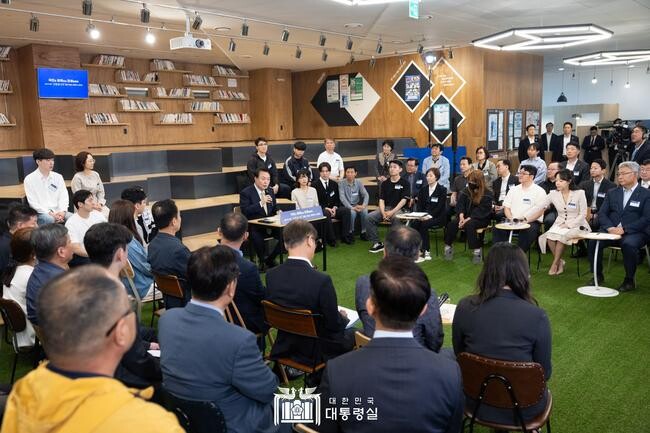 윤석열 대통령은 14일 오전 서울고용복지플러스센터에서 &lsquo;고맙습니다, 함께 보듬는 따뜻한 노동현장&rsquo;을 주제로 스물다섯 번째 '국민과 함께하는 민생토론회'를 개최했다.