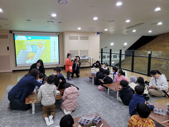약사동제방유적전시관 유아단체 교육 운영 사진.