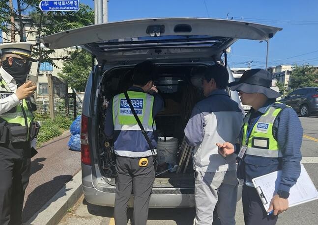 남양주시는 지난 14일 화도읍 마석우리 일대에서 자동차 사고 예방을 위한 불법자동차&middot;이륜차 합동단속을 실시했다.