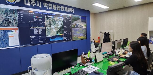 나주시가 2023년 7월 도내 지자체 최초로 개소한 &lsquo;나주시 악취통합관제센터&rsquo; 내부