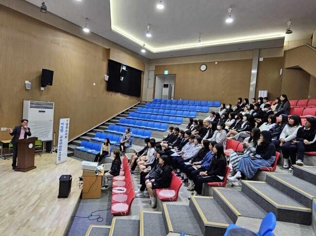 충북도의회는 16일 충주예성여자고등학교 2학년 학생을 대상으로 '찾아가는 의회교실'을 운영했다.
