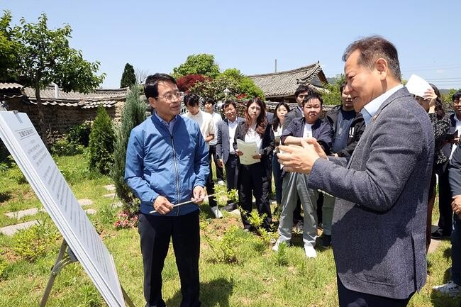 이상민 행정안전부 장관이 16일 오후 전남 강진군을 방문하여 농촌 체류형 프로그램 운영과 빈집 리모델링 등 지역소멸 대응 우수사례 현장을 살펴보고 있다.&nbsp;