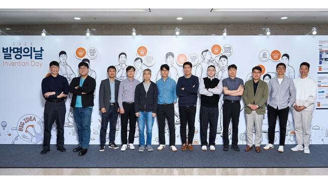현대자동차&middot;기아가 16일(목) 남양연구소(경기도 화성시 소재)에서 미래 모빌리티 기술을 선도할 우수 아이디어를 발굴하는 동시에 임직원들의 창의적인 연구개발 활동을 장려하기 위한 사내 특허 경연대회인 &lsquo;2024 발명의 날&rsquo; 행사를 가졌다.