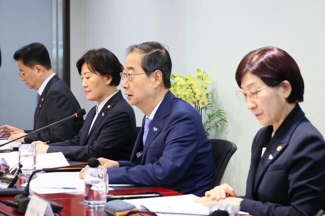 한덕수 국무총리가 지난 16일 &nbsp;인천공항본부세관 특송물류센터에서 열린 국정현안관계장관회의를 주재, 모두발언을 하고 있다.&nbsp;