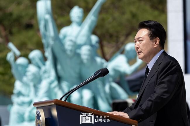 윤석열 대통령은 5월18일 오전 국립5&middot;18민주묘지에서 개최된 제44주년 5&middot;18민주화운동 기념식에 참석해, 1980년 5월 광주의 뜨거운 연대가 오늘 대한민국의 자유와 번영을 이룬 토대가 되었다고 밝혔다.
