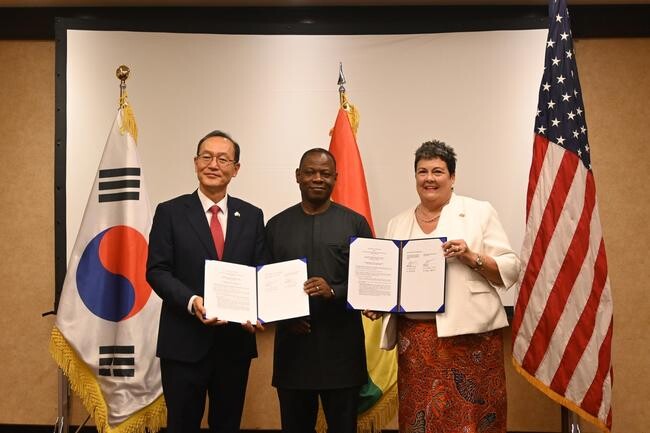 코이카(KOICA&middot;한국국제협력단)와 미국 질병통제예방센터(CDC)는 17일(현지시간) 가나 수도 아크라에 위치한 캠핀스키 호텔에서 '가나 전역 글로벌보건안보구상 이행을 통한 보건안보 역량강화 사업'의 업무협조약정(MOU) 교환식을 갖고 본격적인 사업 착수를 알렸다.