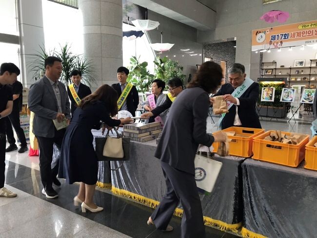 충남교육청은 20일(월) 충남교육청 안뜨락에서 제17회 세계인의 날을 맞아 기념 홍보활동을 펼쳤다.
