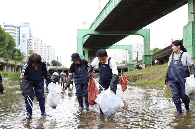 문헌일구로구청장이 도림천에서 쓰레기를 줍고 있다.