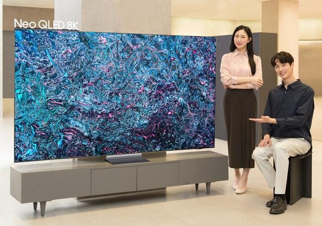 삼성전자 모델이 '3세대 AI 8K 프로세서'를 탑재한 2024년형 Neo QLED 8K TV 신제품을 소개하고 있는 모습.