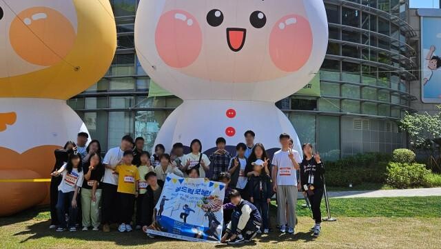 <span contenteditable="true">보쌈런 참여 청소년들이 도봉구청 앞에서 행사 시작 전 기념 촬영을 하고 있다