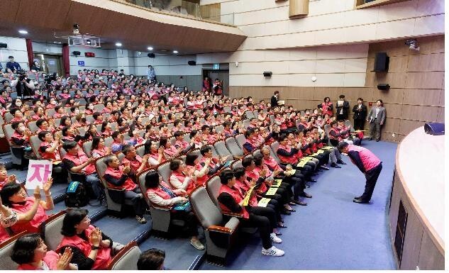마포구가 올해 처음 '흙한줌 푸마시 봉사단'사업을 기획하고 사업에 참여할 농장주와 자원봉사자를 모집한다.