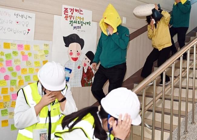 이한경 행정안전부 재난안전관리본부장은 21일 충남 논산시 벌곡초등학교에서 열린 어린이 안전체험교실 훈련에 참가하여, 지진 및 교통안전 체험을 하고 있다.&nbsp;