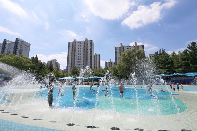 아파트단지 사이 위치한 부천 중앙공원 물놀이장 분수 시설에서 아이들이 시원한 여름을 만끽하고 있다.