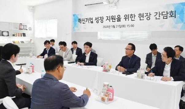 김윤상 기획재정부 차관이 5월 21일 오후 대전시 대덕구 엔젤로보틱스 대전 연구소를 방문, 현장 간담회를 주재, 모두발언을 하고 있다. 