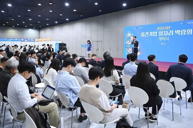 안덕근 산업통상자원부 장관은 2024. 5. 21(화) 14:00 서울 삼성동 코엑스에서 이정식 고용노동부 장관, 최진식 한국중견기업연합회 회장을 비롯한 유망 중견기업 140개사와 청년 구직자 등 관계자가 참여한 '2024년 중견기업 일자리 박람회 개막식'에 참석, 환영사를 하고 있다.&nbsp;