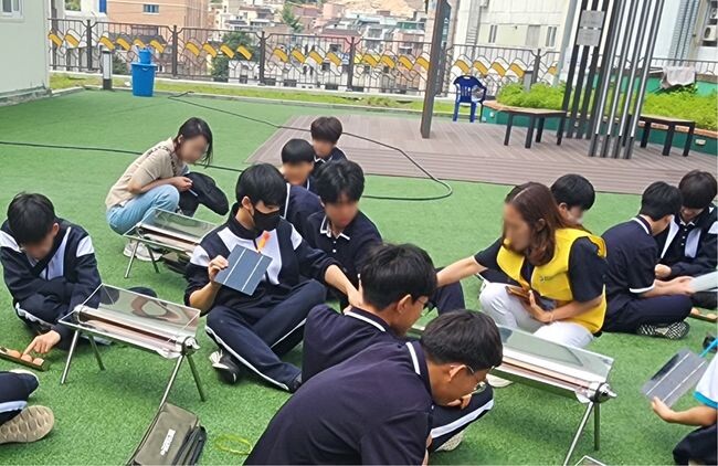 광명시 기후에너지센터에 지난 21일 철산중학교 학생들이 방문해 재생에너지를 체험하고 관련 직업을 알아보는 시간을 보냈다.
