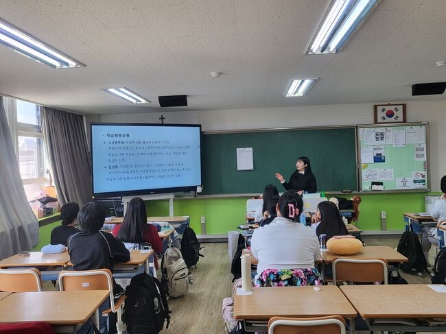 천안시청소년재단 천안시청소년상담복지센터가 지난 21일 복자여자고등학교 심리학 동아리와 연계해 &lsquo;심리검사DAY&rsquo;를 운영했다.