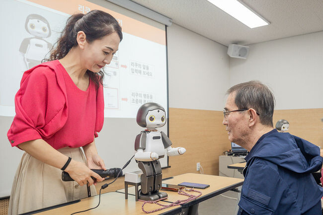 지난 21일 관내 복지관에서 진행된 어르신 대상 로봇 활용 디지털역량 강화 교육 수업 전경