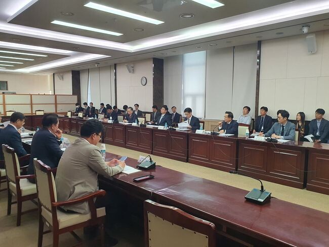 송재환 부천시 부시장(앞좌석 오른쪽 두번째)이 중동 1기 신도시 재정비의 그간 추진사항과 선도지구 추진 방향에 대해서 모두발언을 하고 있다.
