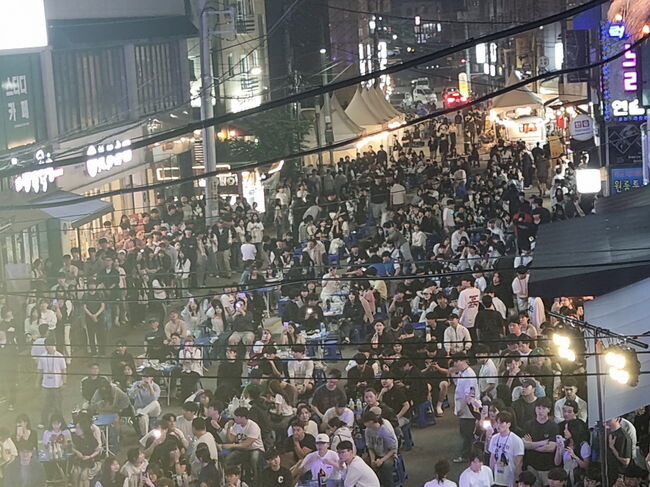 아산시, &lsquo;2024 청아페 하이볼 페스티벌&rsquo; 구름 인파 5천명 운집-청년들이 공연을 즐기고 있다.